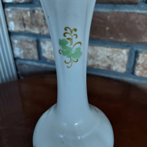 Royal Tara Irish Bone China Bud Vase Shamrocks Gold Trim Ireland 6.5 Inches - Picture 5 of 8